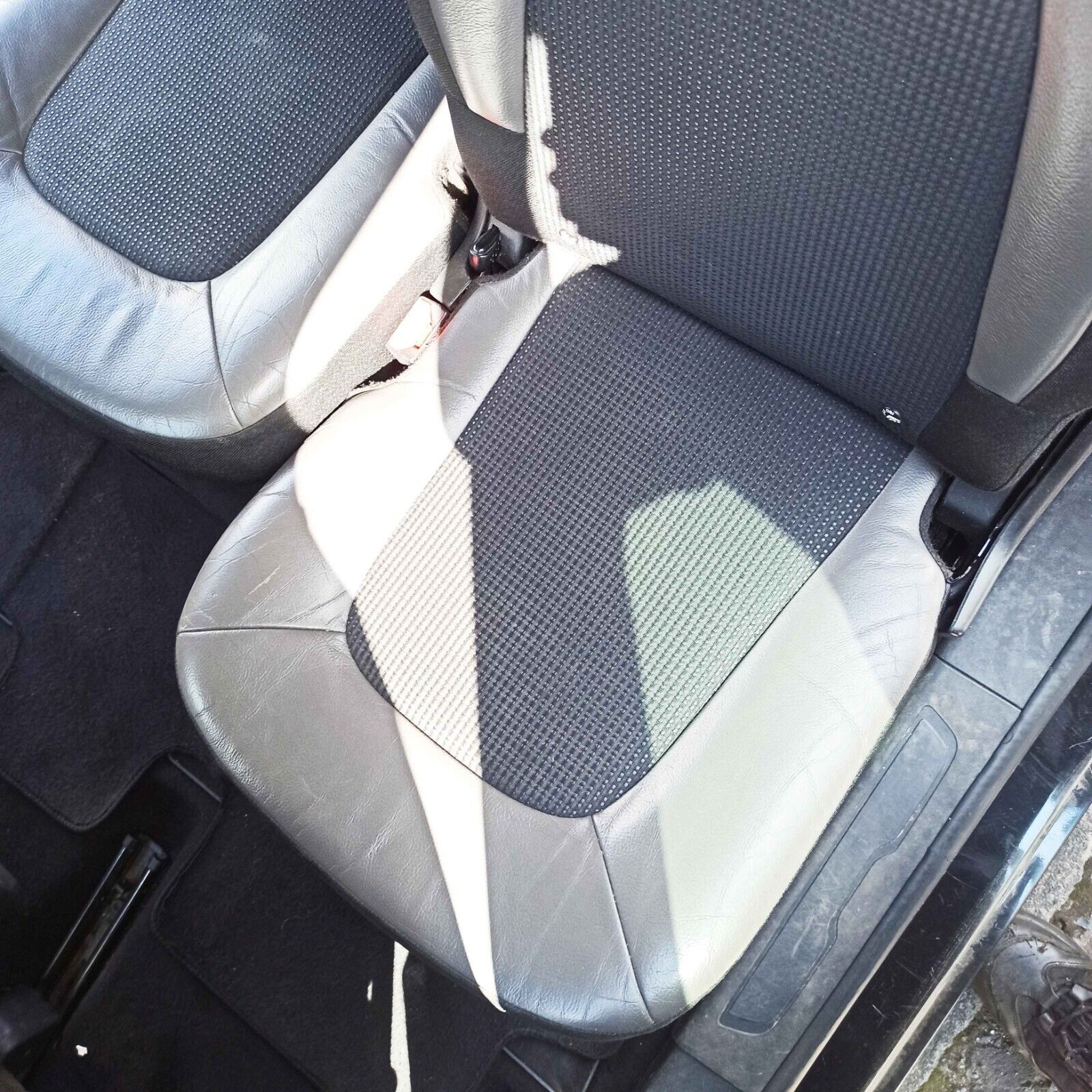 Citroen C4 Grand Picasso 2017 - 2020 Left Side Seat 2nd Middle Row Half Leather - Image 3