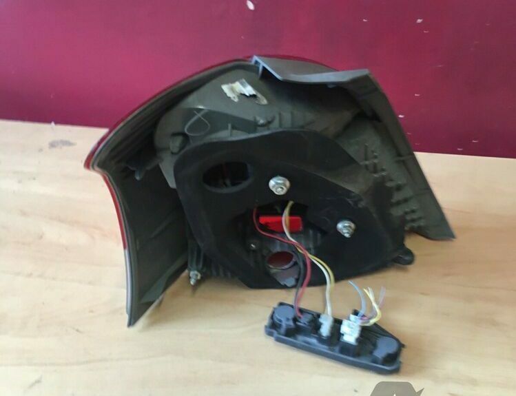 2012 Toyota Auris E150 MK1 Genuine Rear Tail Light Lamp Driver OS HU-B62 - Image 3