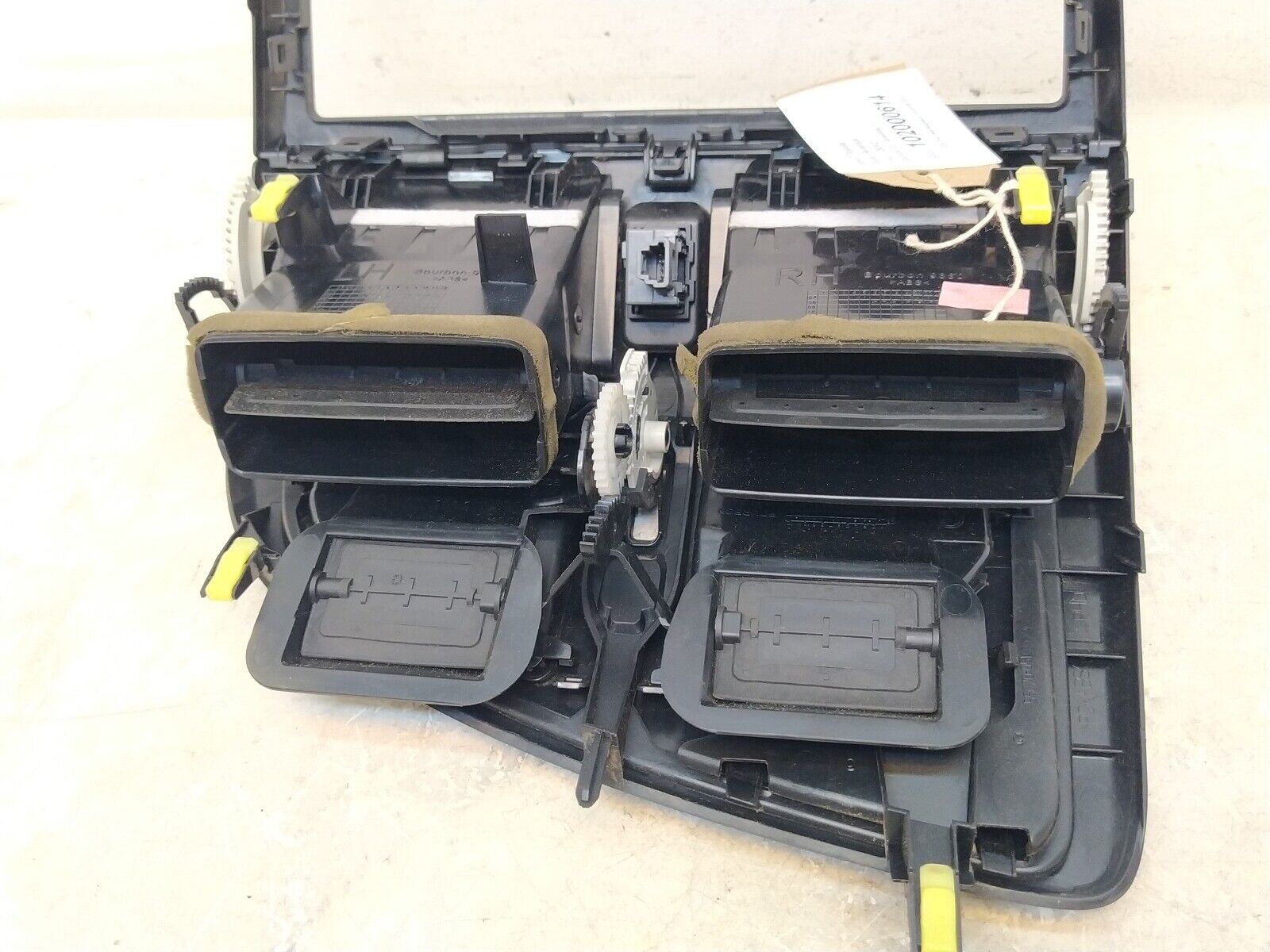 Toyota Avensis 2009-2013 2.0 Diesel Centre Air Vent Hazard Warning - Image 4