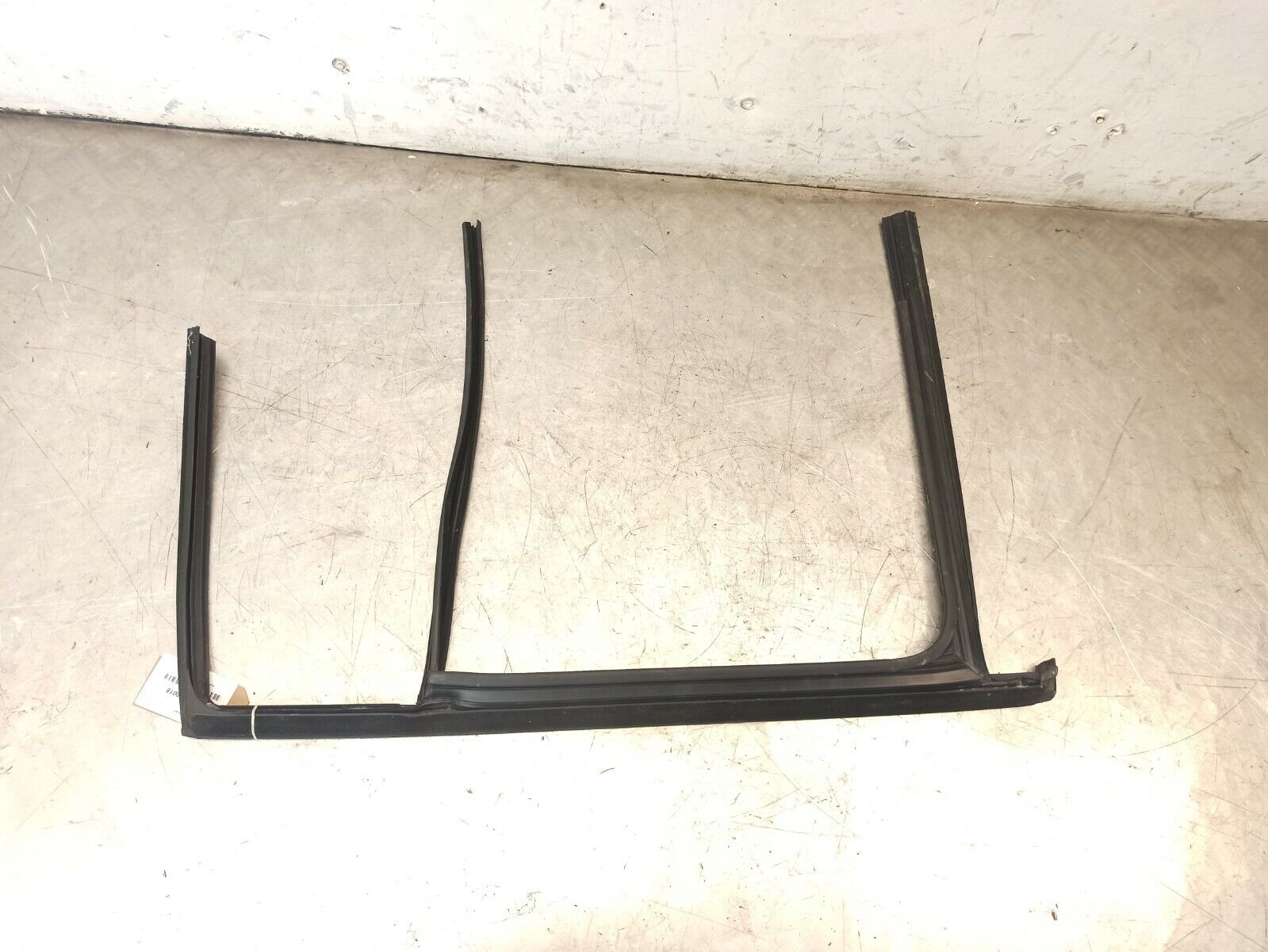 VW Tiguan 5N 2007-2012 Rear Window Door Trim Rubber Seal O/S/R 5N0839432 - Image 3