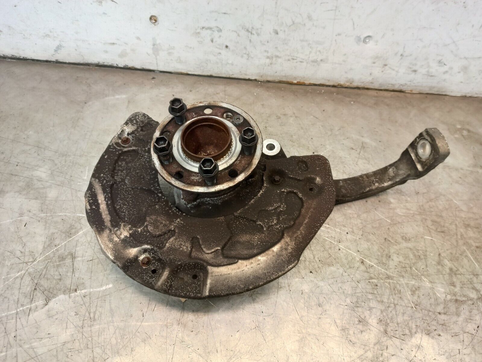 MERCEDES-BENZ C 200 W205 14-20 2.0 Petrol Front Wheel Hub & Control Arm O/S/F - Image 4