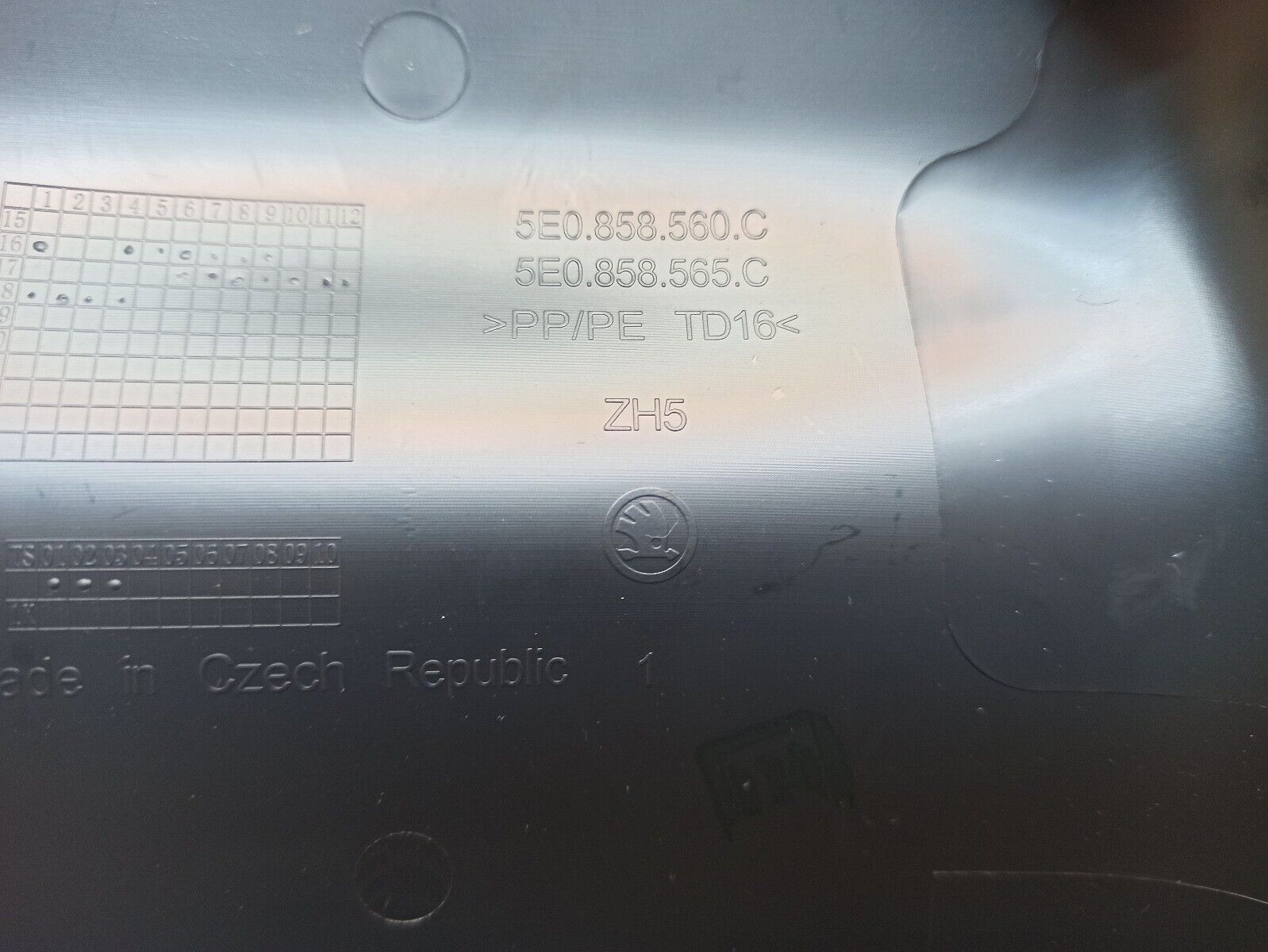 Skoda Kodiaq 2017-2020 Steering Column Cover 5E0858560C - Image 5