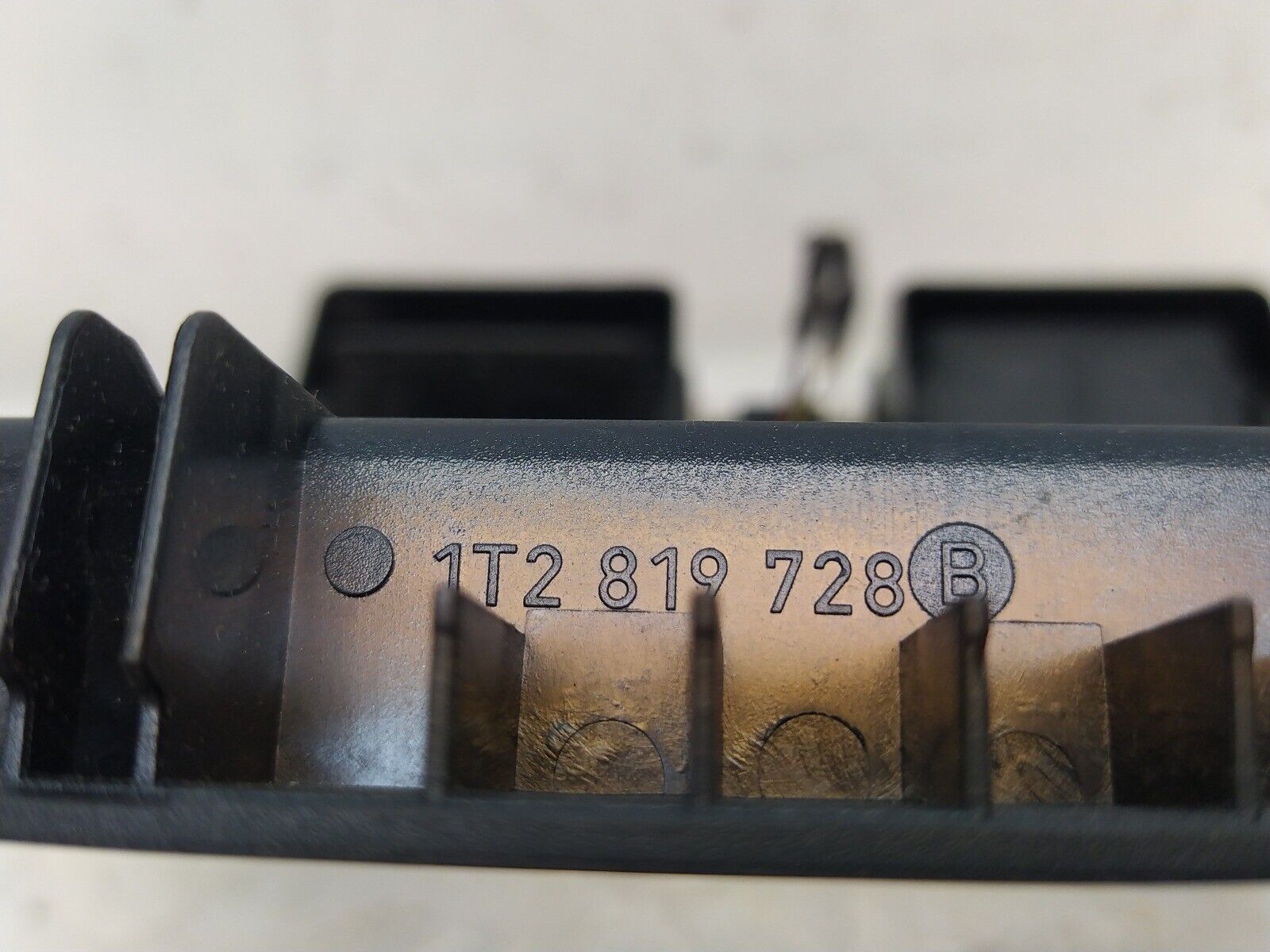 VW Touran 2003-2006 BKD 2.0 Center Dashboard Airvent 1T2819728 - Image 5