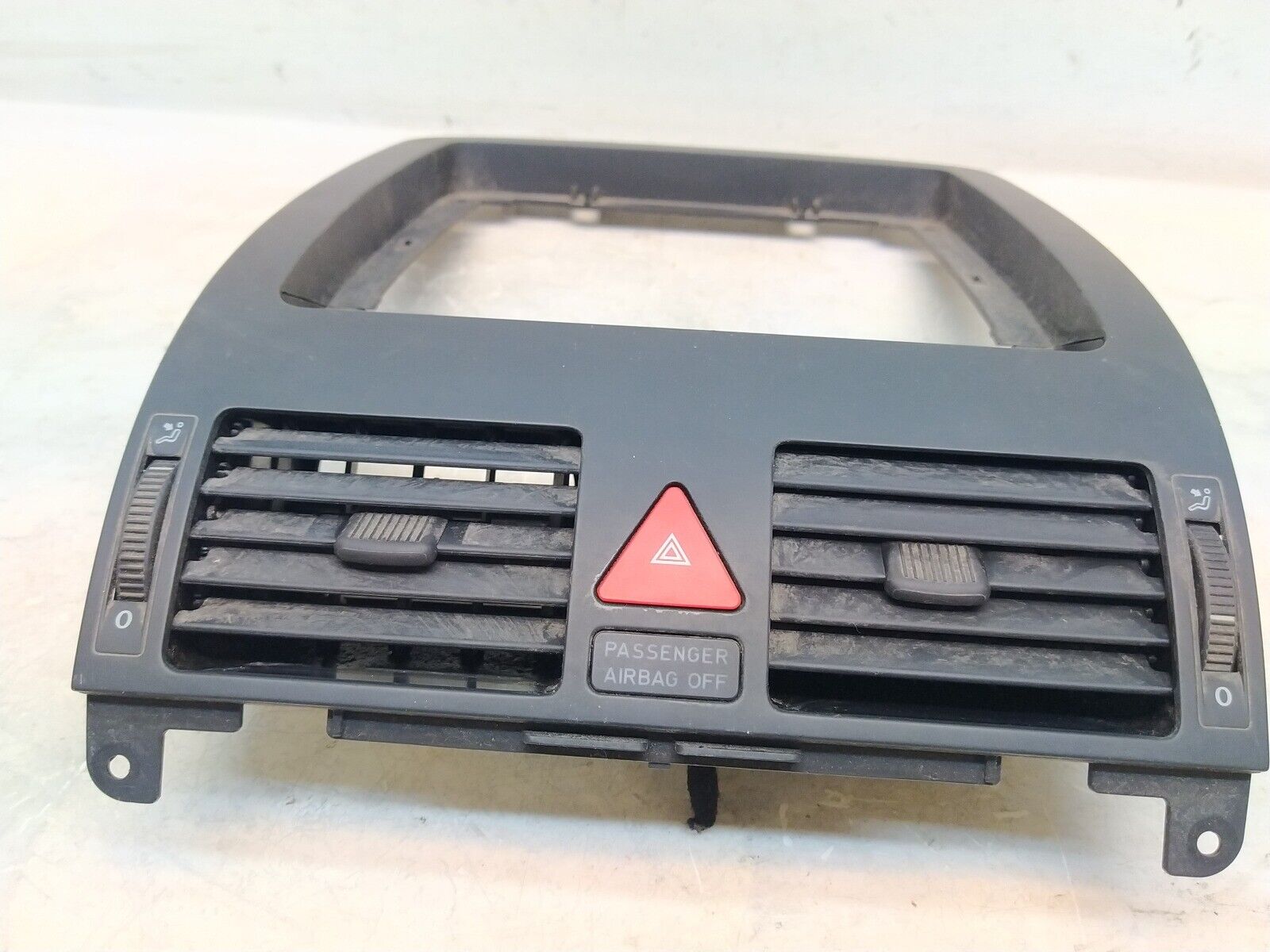 VW Touran 2003-2006 BKD 2.0 Center Dashboard Airvent 1T2819728 - Image 6