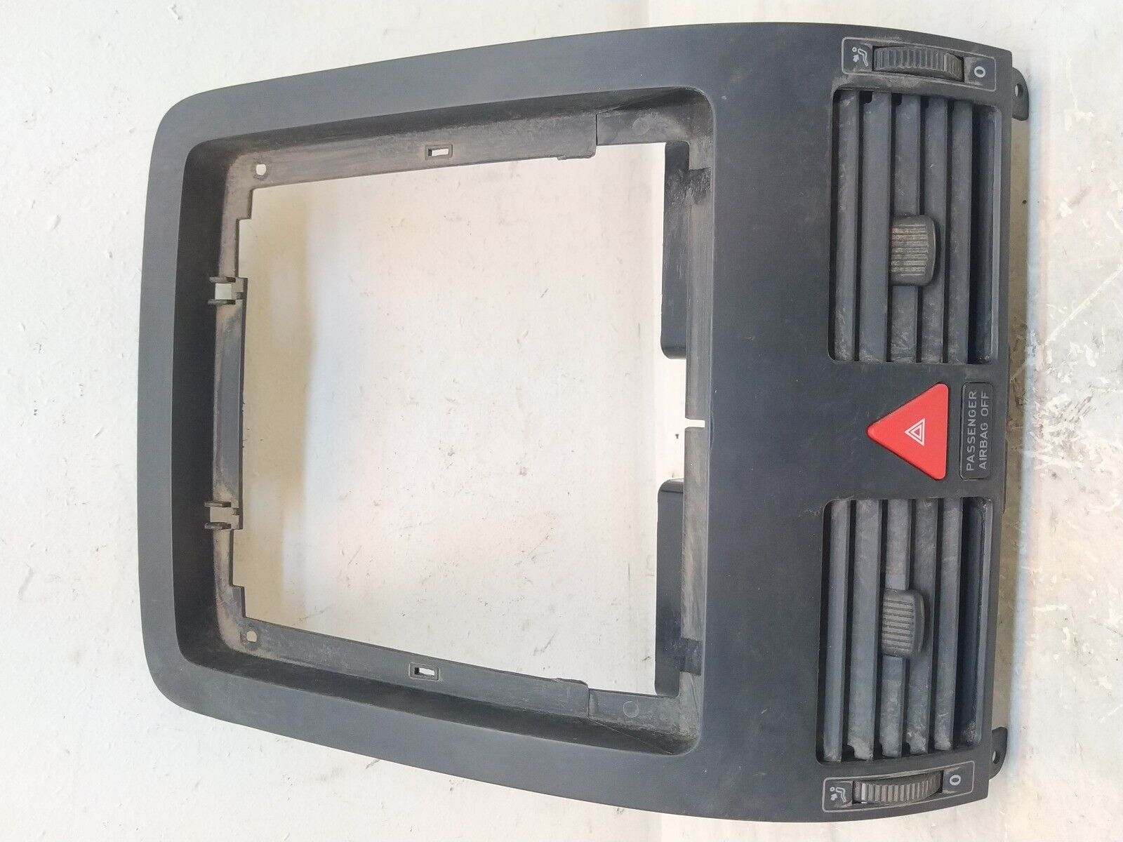 VW Touran 2003-2006 BKD 2.0 Center Dashboard Airvent 1T2819728