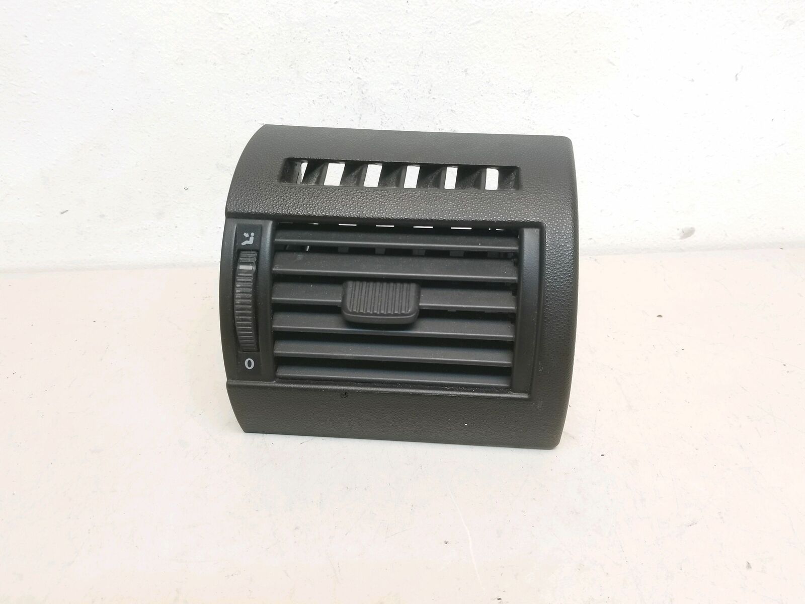 2007 VW Fox 5Z Genuine Dashboard Trim Air Vent 5Z0819704 CB-K11 - Image 3